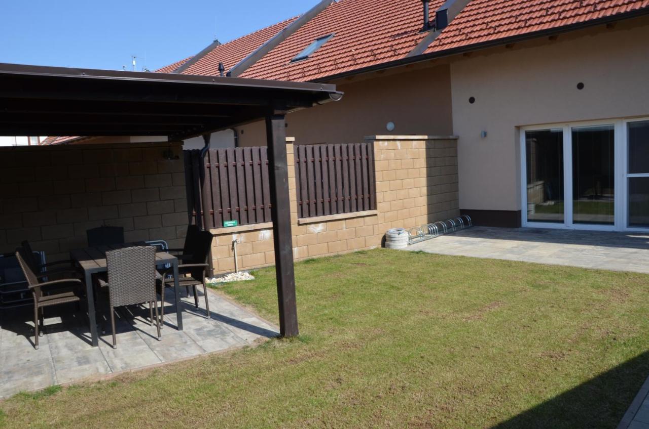 Apartmany Za Dvorem Velké Pavlovice Exteriör bild